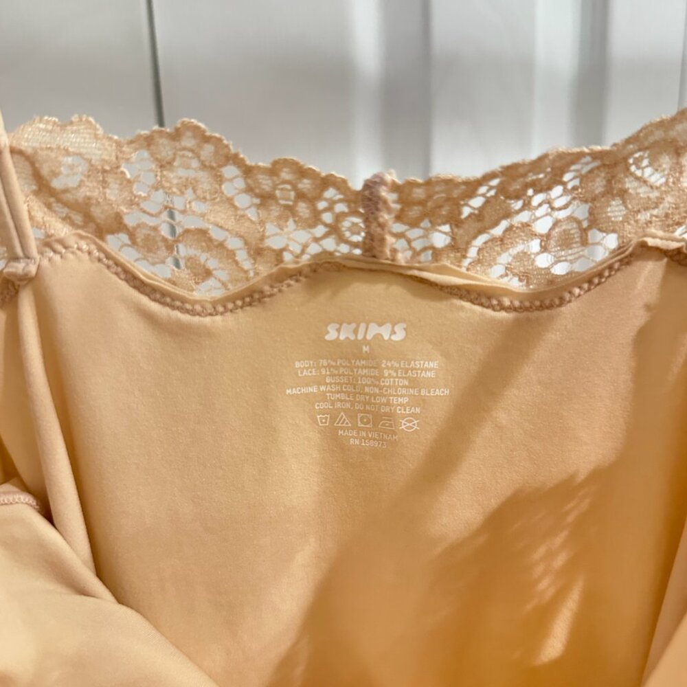 SKIMS Medium Nude Fits Everybody Onesie - Picture 5 of 5